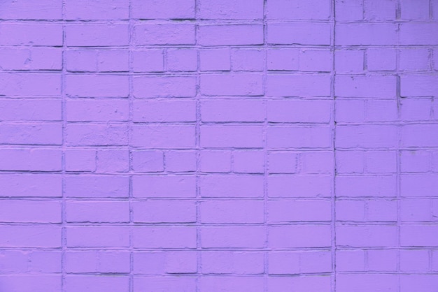 Textura y fondo plano de fotograma completo de pared de ladrillo pintado de violeta mate