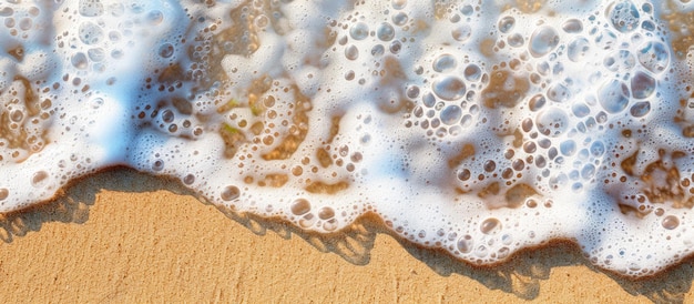 Foto textura de fondo de la playa con burbujas, olas y arena