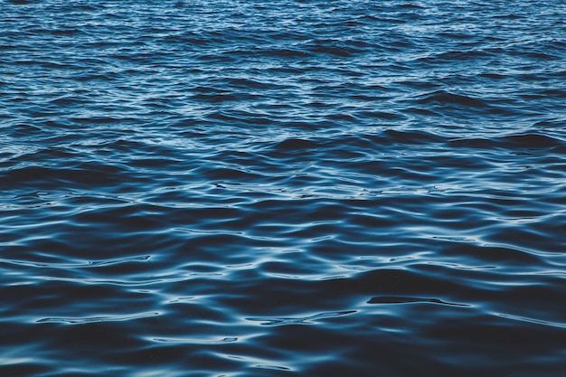 Textura de fotograma completo de agua azul con ondas