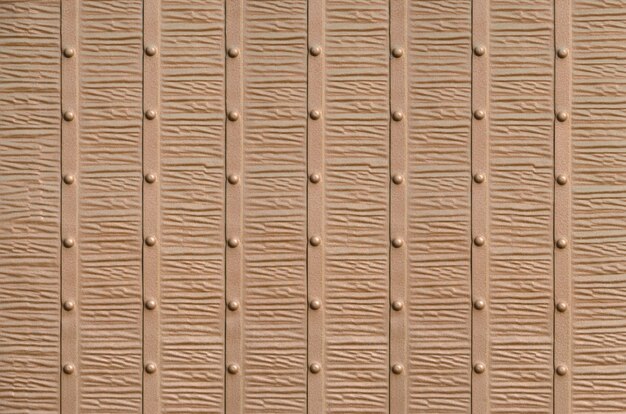 La textura del fragmento de la antigua puerta de bronce.