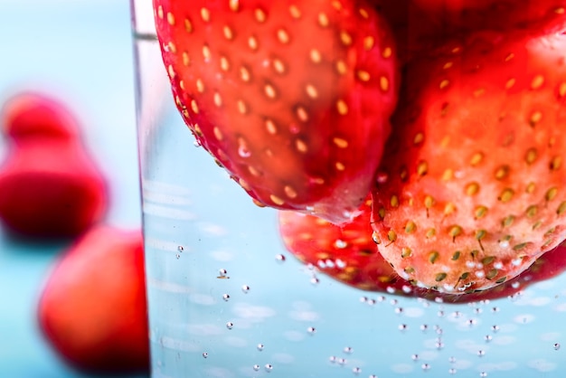 Textura de fresas en un vaso con foto macro de agua