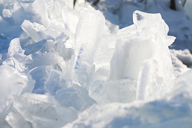 Textura de fusión del hielo en un día de primavera bajo el sol.