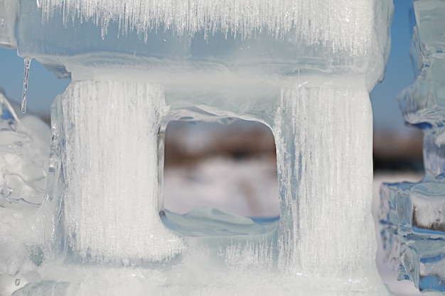 Textura de fusión del hielo en un día de primavera bajo el sol.