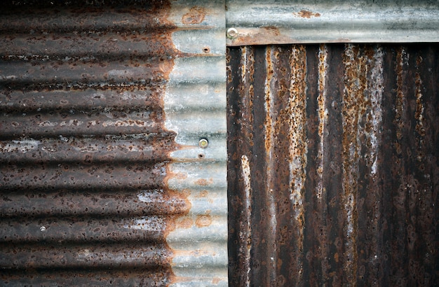 Textura galvanizada dañada vieja y oxidada. Textura del grunge del metal oxidado viejo con el fondo de los rasguños y de las grietas, color entonado.