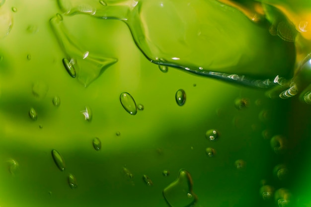 Textura de gel de suero de belleza. Crema transparente para el cuidado de la piel con fondo de burbujas. Producto cosmético transparente