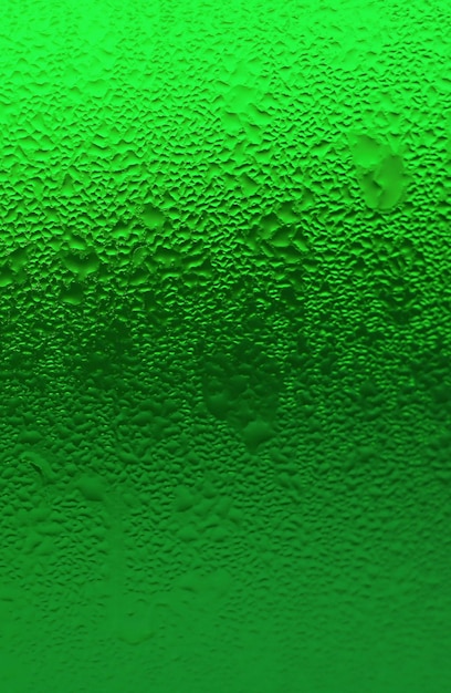 Textura de gotas de agua en botella de bebida fría en color verde degradado