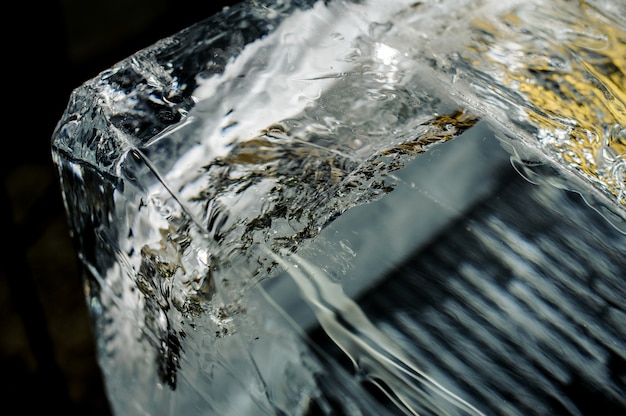 Textura de un gran cubo de hielo transparente con una grieta en la esquina