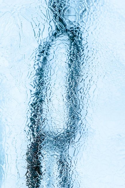 Textura de hielo abstracta. Cristales congelados y carámbanos sobre un fondo blanco. Fuertes heladas en invierno. Foto vertical