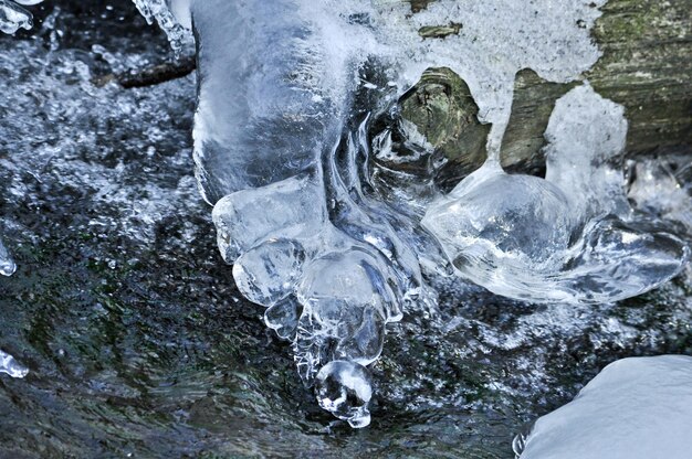 Textura de hielo en el arroyo