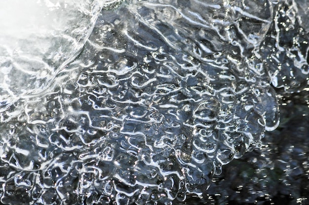 Textura de hielo en el arroyo