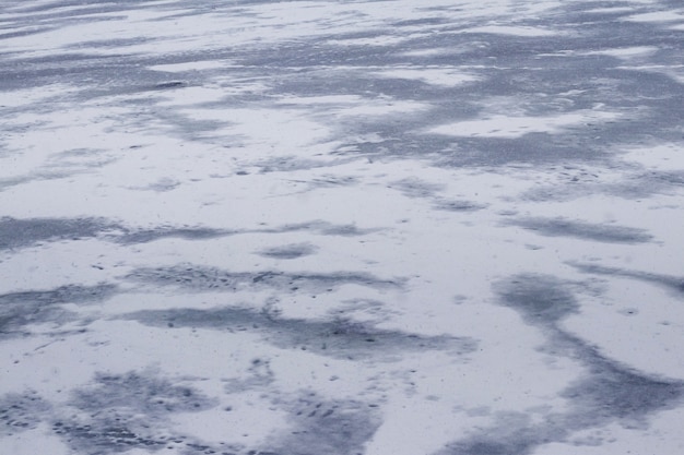 Textura de hielo cubierto de nieve en el río después de una tormenta de nieve. Fondo de invierno