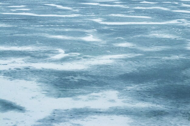 Textura de hielo cubierto de nieve en el río después de una tormenta de nieve. Fondo de invierno