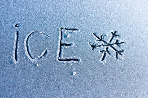Textura de hielo helado con letras y elementos hermosamente grabados para el diseño artístico