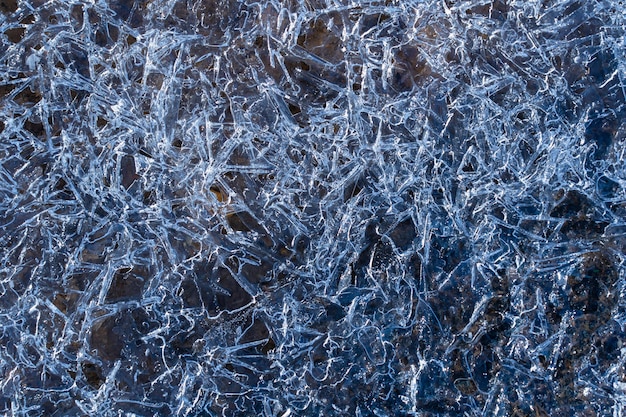 Textura de hielo inusual, agua congelada en invierno