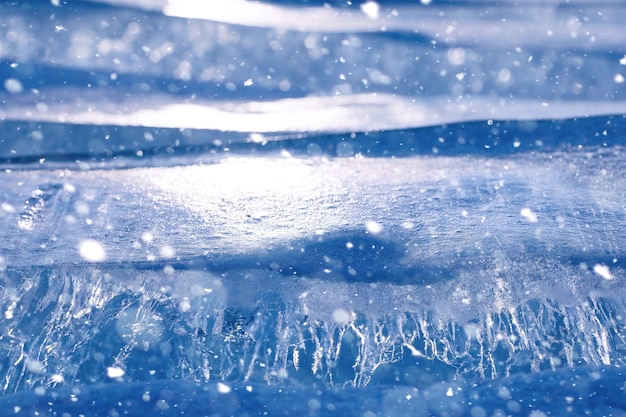 Textura de hielo en invierno. Trozos de agua helada en una calle en invierno. La textura y textura del agua helada en invierno y al aire libre.