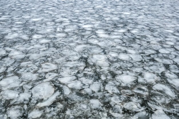 La textura del hielo en el río.