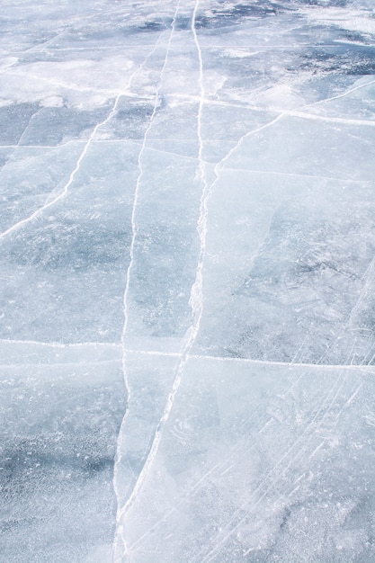 Textura de hielo en la superficie del lago congelado