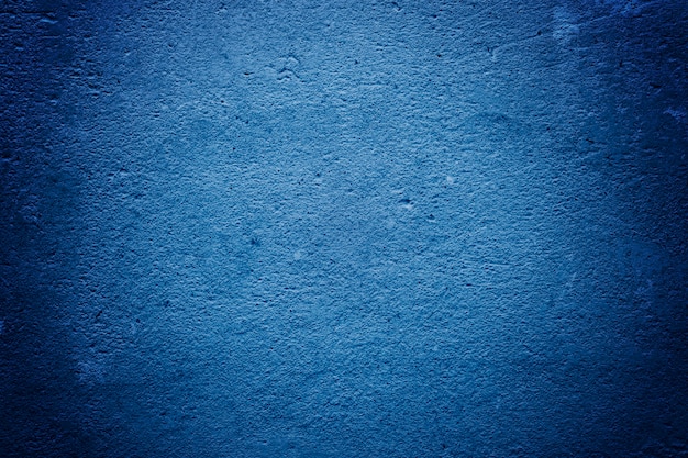 Textura de hormigón y yeso en la pared. Tinte creativo azul. Gotas en el primer plano de la pared. Líneas onduladas en el yeso. Tendencia en color azul clásico. Color de 2020. Principal tendencia del año.