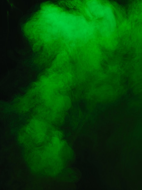 Textura de humo verde sobre fondo negro