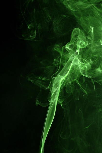 Textura de humo verde sobre fondo negro