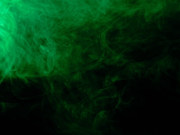 Textura de humo verde sobre negro