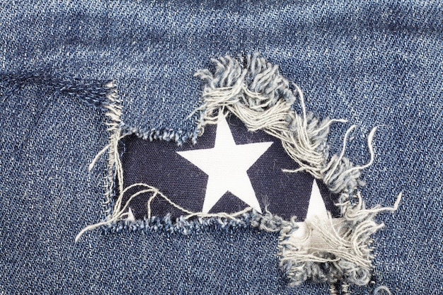 Textura de jeans de mezclilla rasgada azul.