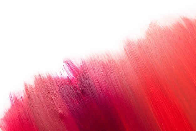 De textura de lápiz labial de color claro a profundo. Aislado en blanco. Copie el espacio.