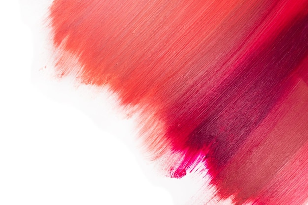 De textura de lápiz labial de color claro a profundo. Aislado en blanco. Copie el espacio.