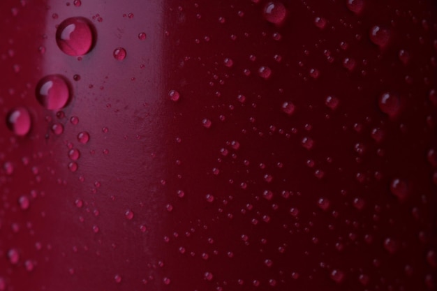 Foto textura de lápiz labial rojo con gotas de agua como vista macro de fondo
