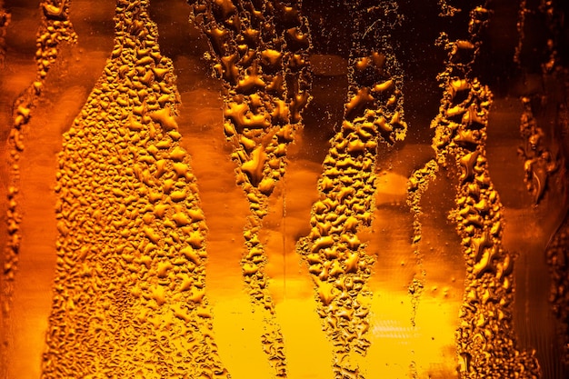 textura macro de la botella de cervezaLa textura del agua que gotea en la botella de cerveza