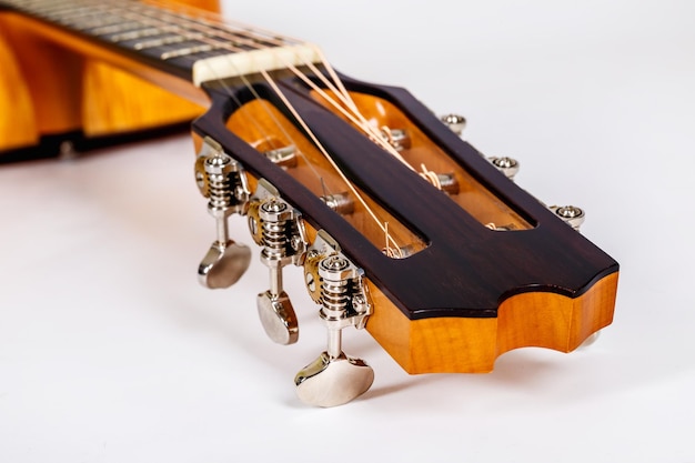 Textura de madera de la cubierta inferior de seis cuerdas de guitarra acústica en forma de guitarra de fondo blanco
