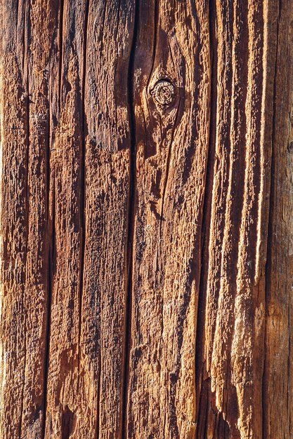 Textura de madera marrón agrietada vieja.