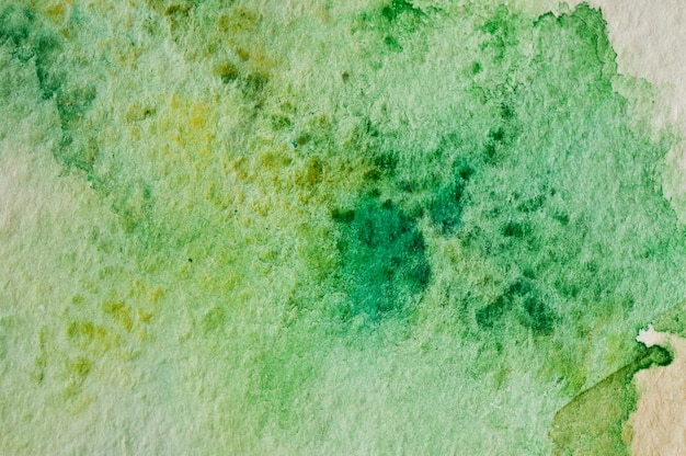 Textura de manchas de acuarela verdes y amarillas sobre papel blanco