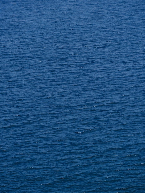 Textura de mar azul en un día soleado