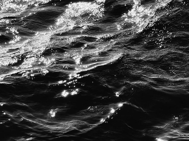 La textura del mar y el concepto de naturaleza costera el agua del océano como fondo de superficie monocromática en blanco y negro