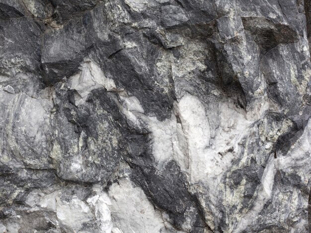 Textura de mármol blanco y negro en una mina a cielo abierto Superficie rugosa de un acantilado minero Plantilla para usar como fondo xA