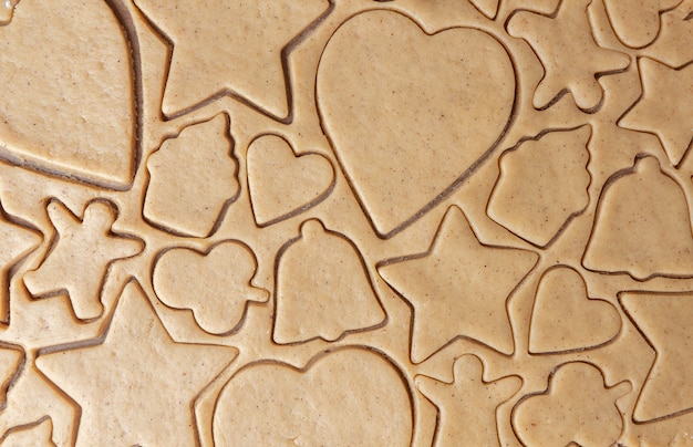Textura de masa de jengibre con figuras recortadas de galletas