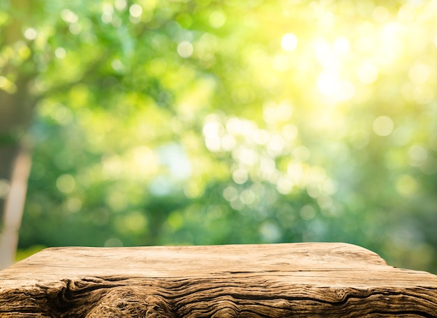 Textura de mesa de madera real en jardín de árbol de hoja de desenfoque