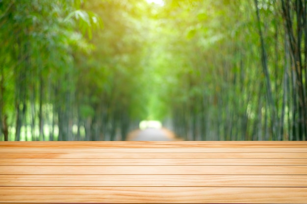 Textura de mesa de madera sobre fondo verde de la naturaleza