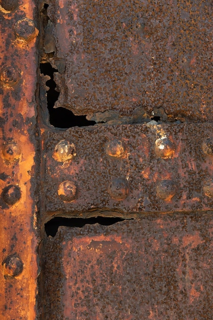 Textura de metal desgastado oxidado con fondo de remaches de acero