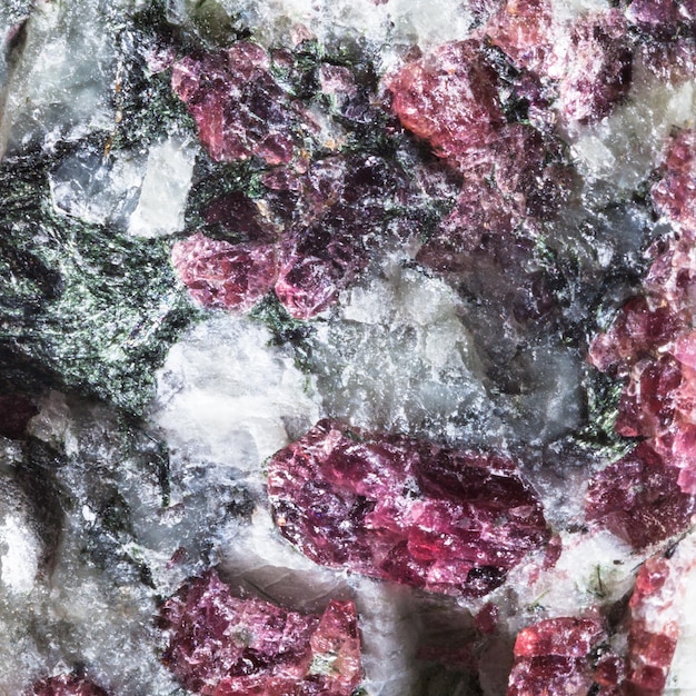 Textura de mineral con cristales de Eudialyte rosa