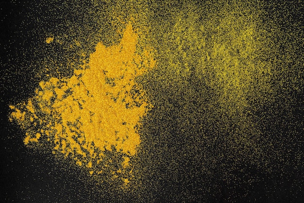 Una textura mínima de arena dorada sobre un fondo negro