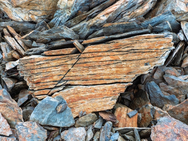 Textura de montaña en capas Textura de piedra Sección transversal de rocas Capas geológicas Capas de piedras de colores en la sección del monte Diferentes formaciones rocosas y capas de suelo