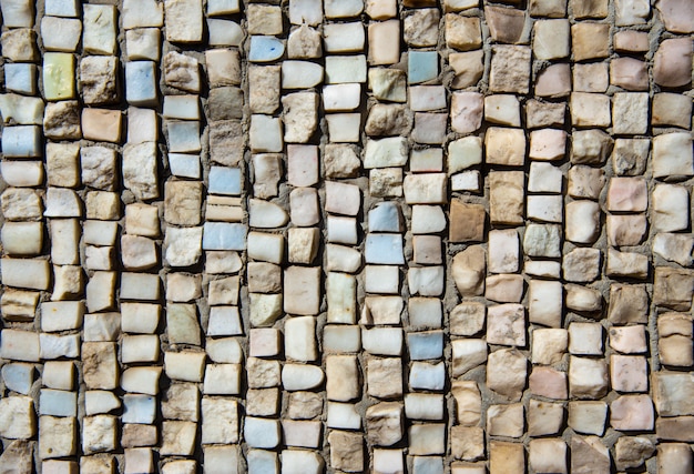 Textura de mosaico de piedra coloreada en la pared.