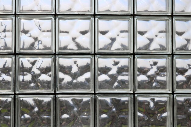 Textura de muchos azulejos de vidrio gruesos cuadrados hermosos transparentes brillantes con fondo de costuras