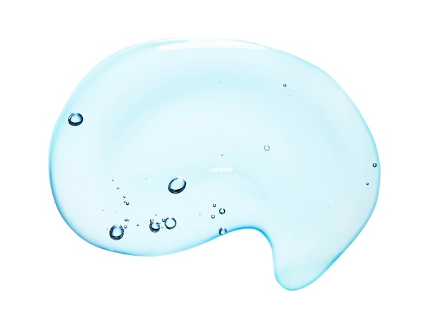 La textura de la muestra cosmética transparente de gel azul crema con burbujas aisladas sobre fondo blanco