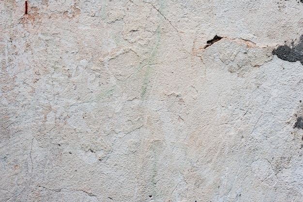 Textura de un muro de hormigón con grietas y arañazos.