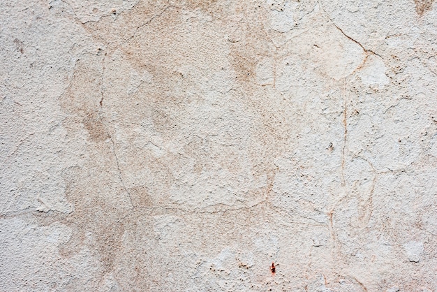 Textura de un muro de hormigón con grietas y arañazos.