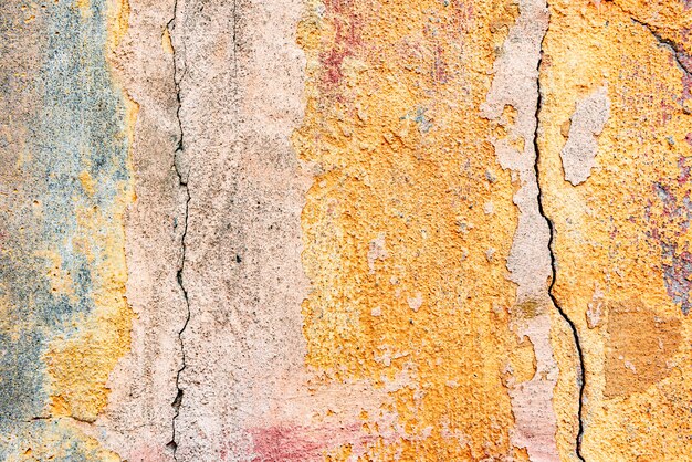 Textura de un muro de hormigón con grietas y arañazos