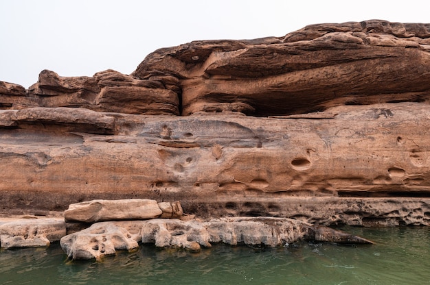 Foto textura natural de grande desfiladeiro rochoso no desfiladeiro e rio